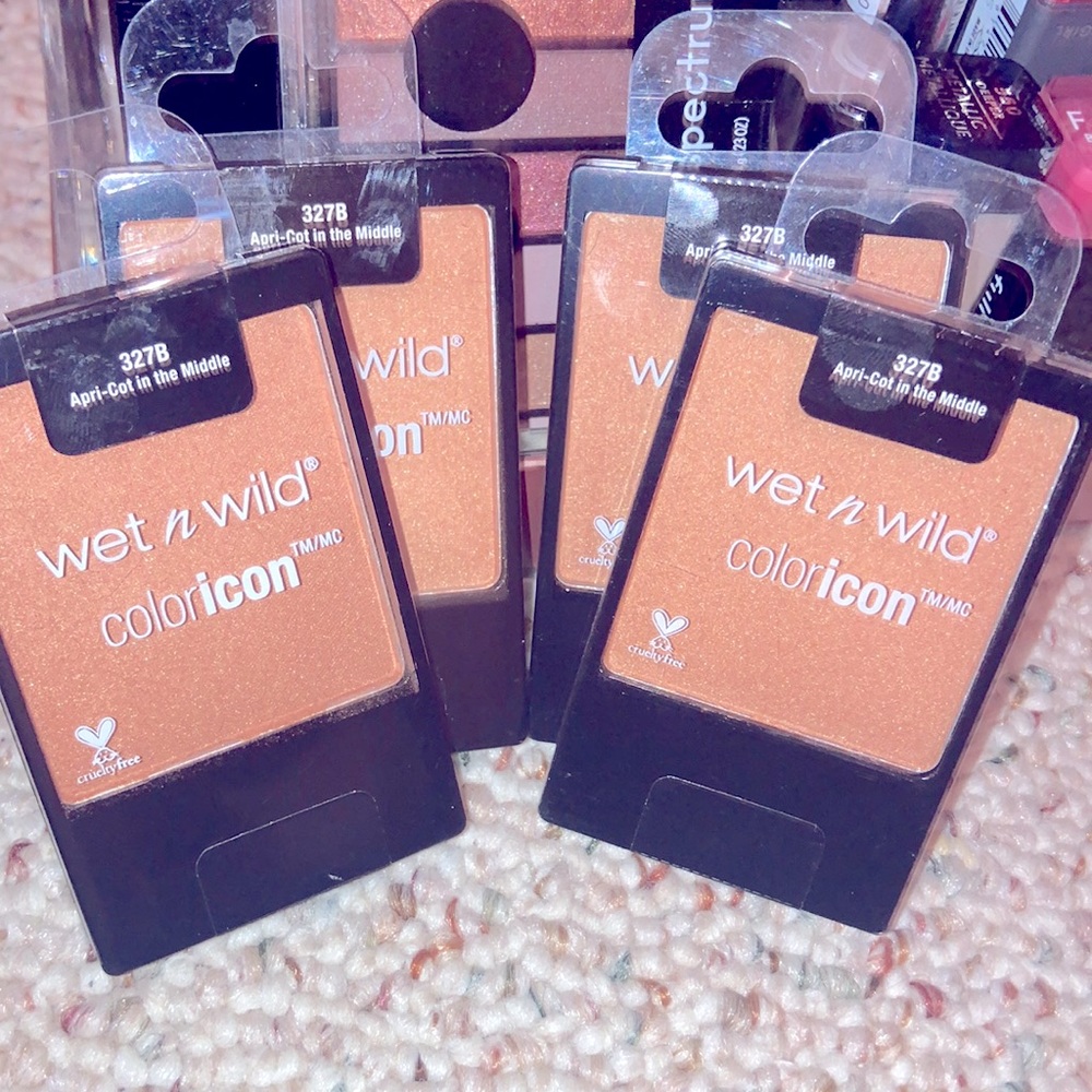 4x coloricon apricot in the middle blush(WetNWild)